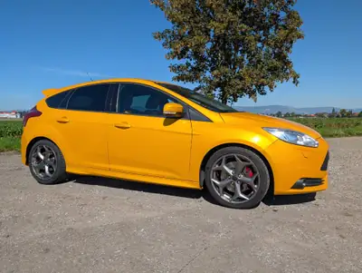 Ford Focus 2.0i EcoB ST-2 — Performance sportive et fiabilité mécanique reconnue — vue extérieure