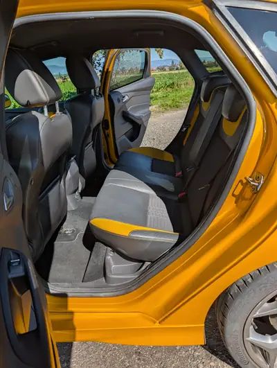 Ford Focus 2.0i EcoB ST-2 — Performance sportive et fiabilité mécanique reconnue — tableau de bord