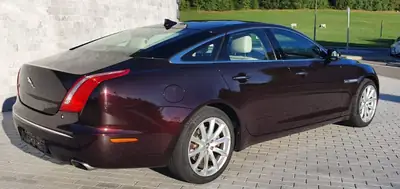 Jaguar XJ 3.0 V6 S/C Portfolio AWD — Berline de prestige, moteur surcompressé 340 ch — side view