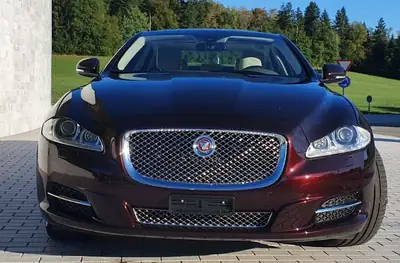Jaguar XJ 3.0 V6 S/C Portfolio AWD — Berline de prestige, moteur surcompressé 340 ch — rear view