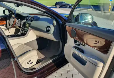 Jaguar XJ 3.0 V6 S/C Portfolio AWD — Berline de prestige, moteur surcompressé 340 ch — Thumbnail 9