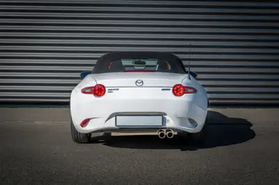 Mazda MX-5 SKYACTIV-G 131 — Roadster légendaire, frais du contrôle technique — intérieur