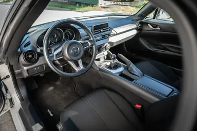 Mazda MX-5 SKYACTIV-G 131 — Roadster légendaire, frais du contrôle technique — Miniature 9