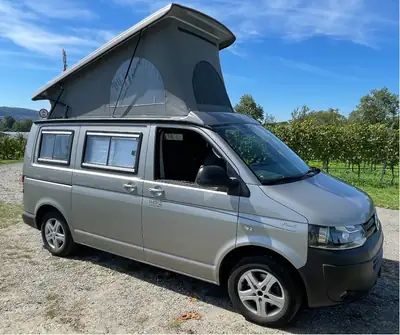 VW T5 Camper — Aménagement haut de gamme WERZ, toit relevable, 4 couchages — vista esterna