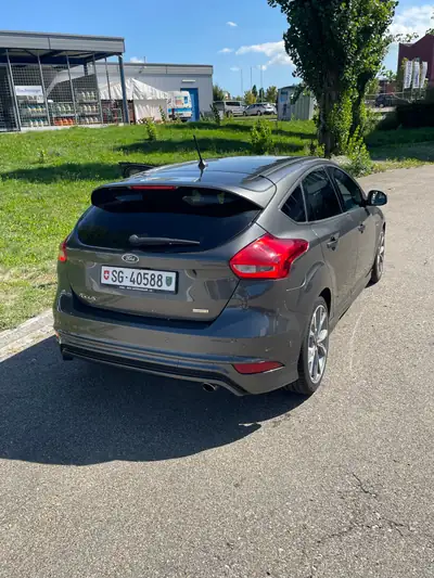 Ford Focus 1.5i EcoBoost 150 ST-Line — Berline dynamique sans accident, entretien complet — side view