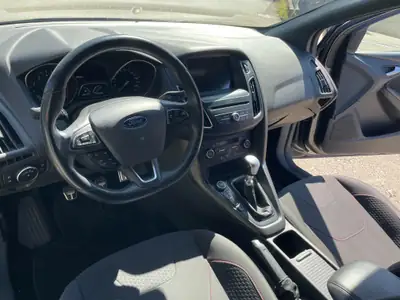Ford Focus 1.5i EcoBoost 150 ST-Line — Berline dynamique sans accident, entretien complet — interior