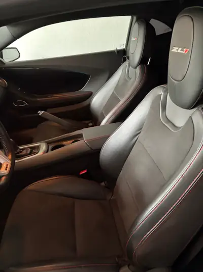 Chevrolet Camaro ZL1 2013 — Muscle car légendaire, 588 ch et faible kilométrage — Miniature 9