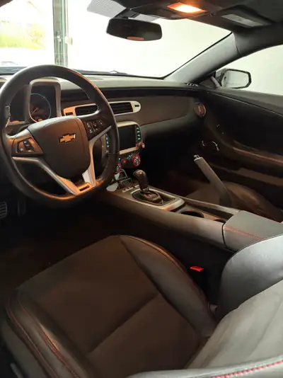 Chevrolet Camaro ZL1 2013 — Muscle car légendaire, 588 ch et faible kilométrage — Miniature 8