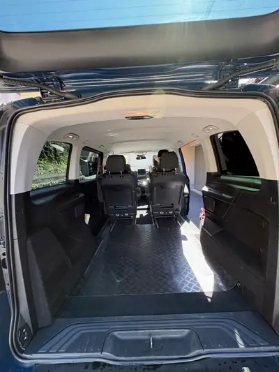 Mercedes-Benz V 220 d — Monospace familial spacieux, 7 places et motorisation économique — vista posteriore