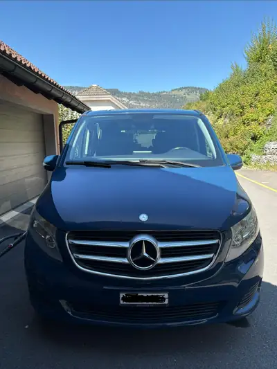 Mercedes-Benz V 220 d — Monospace familial spacieux, 7 places et motorisation économique — fianco