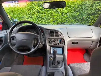 Mitsubishi Eclipse 1998 — Coupé sportif rétro, 145 ch et faible kilométrage — intérieur