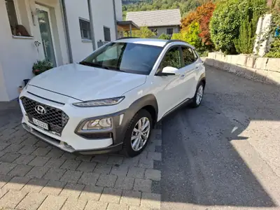Hyundai Kona 1.0 T-GDi Launch — SUV compact dynamique avec attelage amovible — vue extérieure