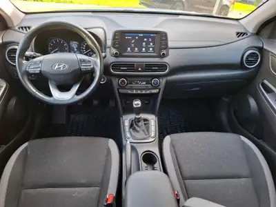 Hyundai Kona 1.0 T-GDi Launch — SUV compact dynamique avec attelage amovible — tableau de bord