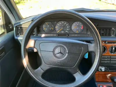 Mercedes-Benz 190 E 1.8 — Berline classique 1992, état impeccable, expertise vétéran — detail