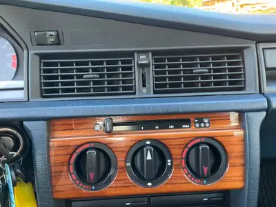 Mercedes-Benz 190 E 1.8 — Berline classique 1992, état impeccable, expertise vétéran — interior