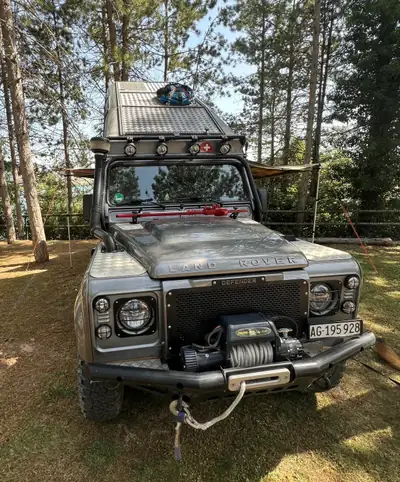 Land Rover Defender 110 Td4 — L'explorateur diesel robuste, préparé pour l'aventure autonome — side view