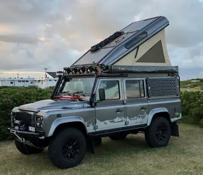 Land Rover Defender 110 Td4 — L'explorateur diesel robuste, préparé pour l'aventure autonome — rear view