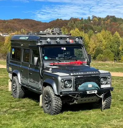 Land Rover Defender 110 Td4 — L'explorateur diesel robuste, préparé pour l'aventure autonome — exterior view