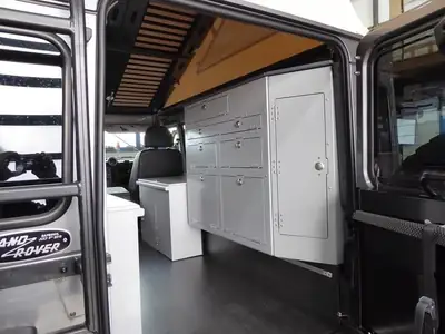 Land Rover Defender 110 Td4 — L'explorateur diesel robuste, préparé pour l'aventure autonome — detail
