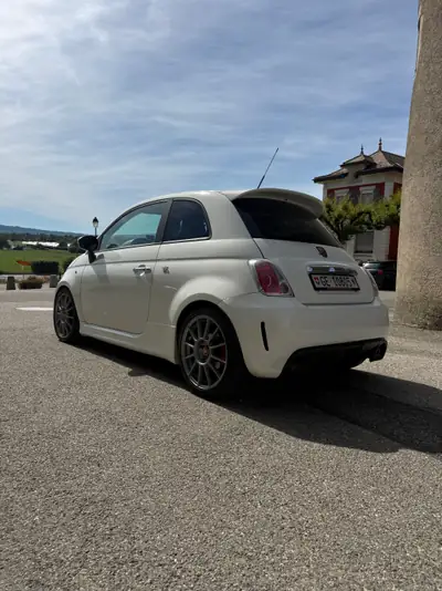 FIAT 500 Abarth 1.4 T-Jet 135 — Citadine sportive dynamique, 113'300 km — fianco