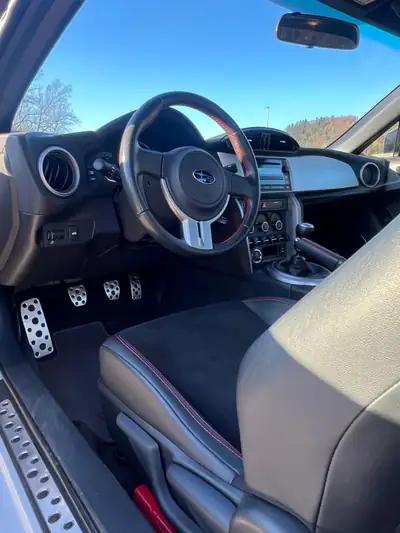 Subaru BRZ 2.0R — Coupé sportif 200 ch, boîte manuelle, 37'000 km seulement — tableau de bord