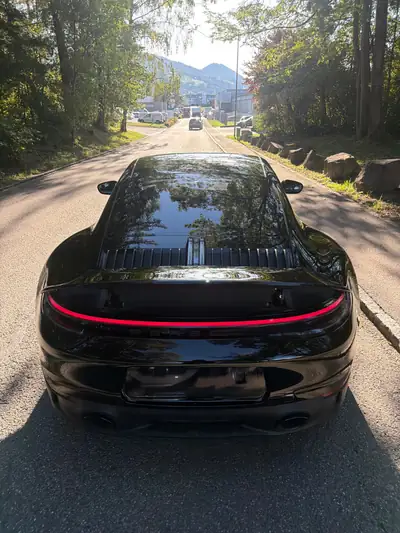 Porsche 911 Carrera 4 GTS 2024 — Performance intégrale et technologie Swiss Package — side view