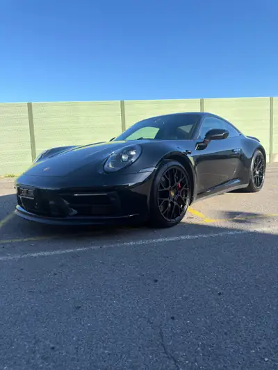 Porsche 911 Carrera 4 GTS 2024 — Performance intégrale et technologie Swiss Package — rear view