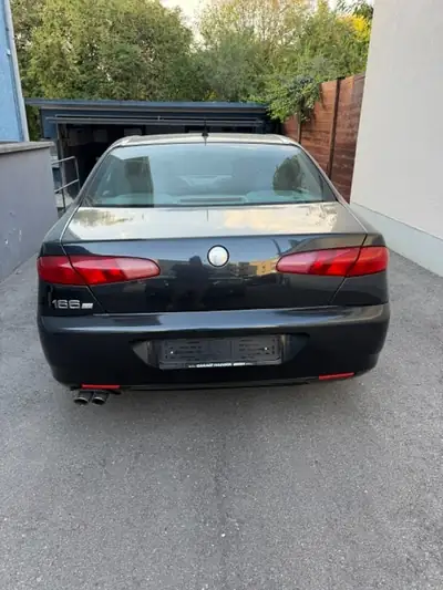 ALFA ROMEO 166 3.2 V6 24V TI — Berline de prestige, moteur 240 ch affirmé — vue extérieure