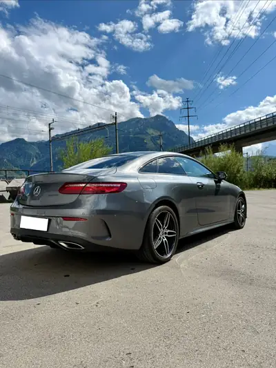 Mercedes-Benz E 200 AMG Line 4matic — Coupé dynamique, traction intégrale et 184 ch — vue extérieure