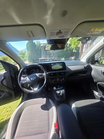 Hyundai i10 1.0 Launch — Citadine fiable et économe, 70 000 km seulement — rear view