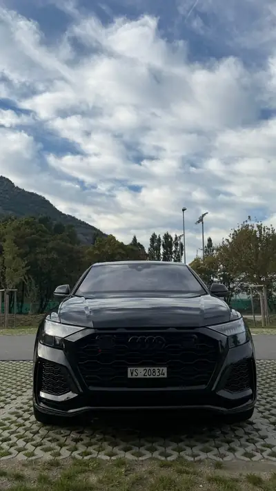 Audi RSQ8 4.0 V8 TFSI — Monstre de puissance 599 ch, design noir intégral — arrière