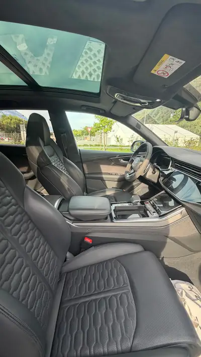 Audi RSQ8 4.0 V8 TFSI — Monstre de puissance 599 ch, design noir intégral — intérieur