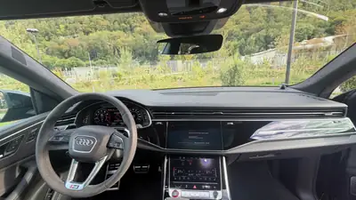 Audi RSQ8 4.0 V8 TFSI — Monstre de puissance 599 ch, design noir intégral — détail