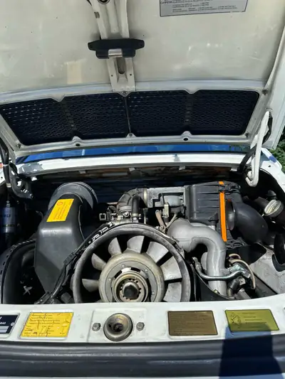 Porsche 911 3.2 Carrera 1984 — Légende des années 80, transmission manuelle authentique — dashboard
