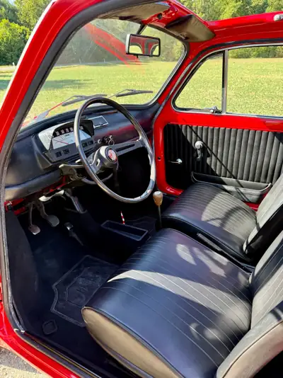 FIAT 500L 1968 — Icône vintage restaurée, statut vétéran, nouvelle peinture — interior