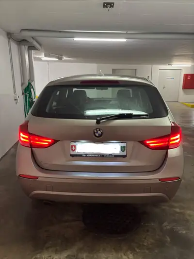 BMW X1 23d xDrive — SUV compact diesel performant, 136 000 km, sans sinistre — vista posteriore