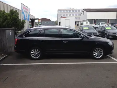 Skoda Superb 2.0 TDI 140 — Break familial robuste, 170'000 km, sans sinistre — Seitenansicht