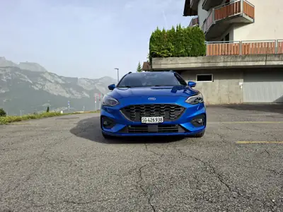 Ford Focus 2.0 TDCi ST Line — Break diesel automatique, équipé B&O et Head-Up — Seitenansicht