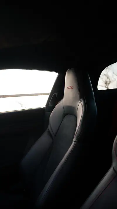 Porsche 911 Targa 4 GTS — Cabriolet sportif légendaire, 480 ch, faible kilométrage — interior