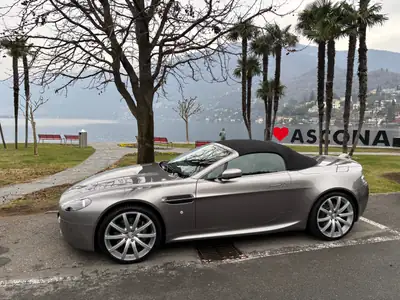 Aston Martin V8 Vantage 4.7 Sportshift — Cabriolet sportif, 425 ch et seulement 53 400 km — vista posteriore