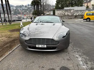 Aston Martin V8 Vantage 4.7 Sportshift — Cabriolet sportif, 425 ch et seulement 53 400 km — fianco