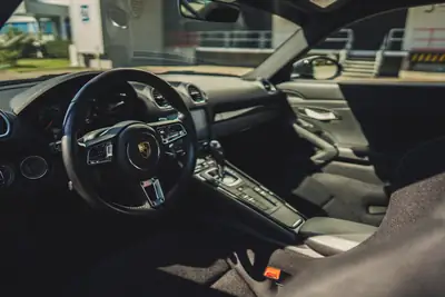Porsche 718 Cayman T 2.0 PDK — Sportive pure, 44'700 km, noir élégant — detail
