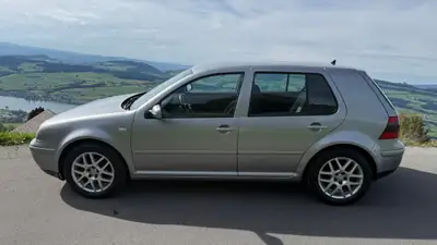 VW Golf 1.6 Pacific — Berline compacte fiable, 224 000 km, équipée Bluetooth — vista posteriore