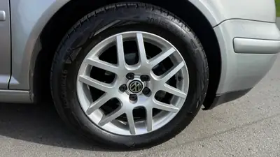 VW Golf 1.6 Pacific — Berline compacte fiable, 224 000 km, équipée Bluetooth — Miniatura 9