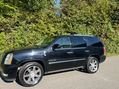 Cadillac Escalade 6.2 V8 Sport Luxury — SUV premium 7 places, 409 ch, sans accident — fianco