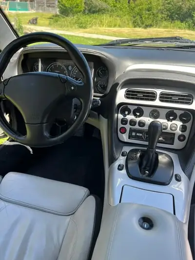 Aston Martin DB7 Vantage 2001 — Coupé sport britannique, 416 ch sans accident — vista posteriore