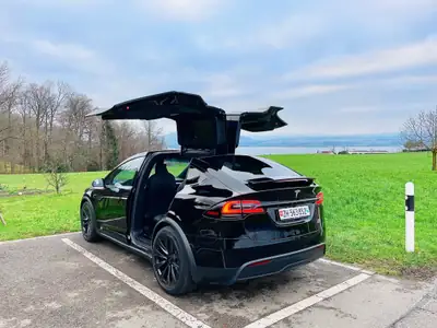 Tesla Model X 100 kWh Plaid — SUV électrique haute performance, 63'000 km — fianco