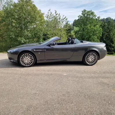 Aston Martin DB9 6.0 V12 — Cabriolet britannique d'exception, 37'000 km seulement — exterior view