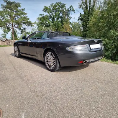 Aston Martin DB9 6.0 V12 — Cabriolet britannique d'exception, 37'000 km seulement — rear view
