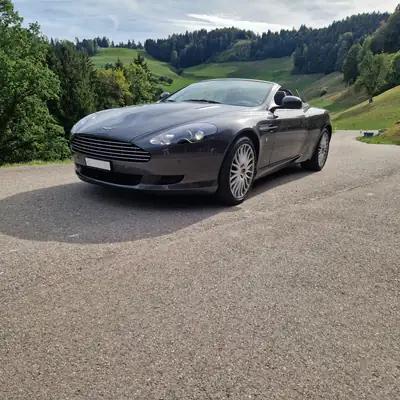 Aston Martin DB9 6.0 V12 — Cabriolet britannique d'exception, 37'000 km seulement — side view